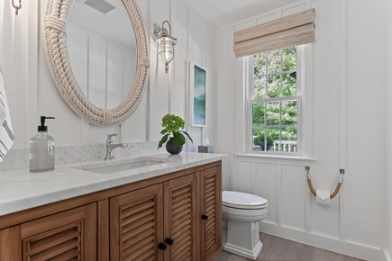Osterville Cape Cod vacation rental - Half bath on first floor