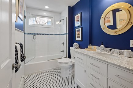 Plymouth, Ocean's Edge Oasis MA vacation rental - Main floor bathroom with tub/shower combo.