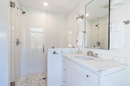 Osterville Cape Cod vacation rental - Second floor bath - double full bed suite