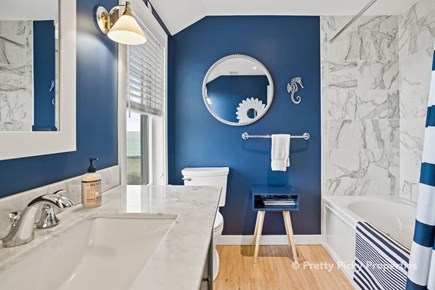 Wellfleet Cape Cod vacation rental - Another angle on the full bath.
Note the jetted tub.