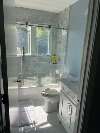 Brewster Cape Cod vacation rental - Second floor full bathroom with tub