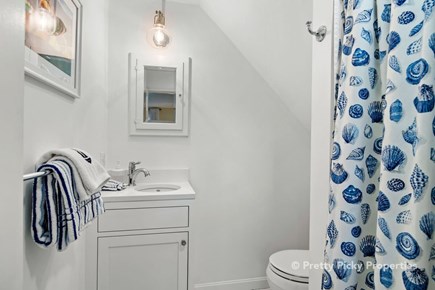 Orleans Cape Cod vacation rental - Full bathroom associated with the Queen bedroom over the garage.