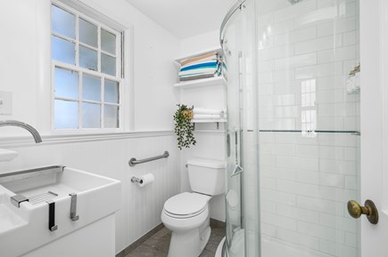 Dennis Cape Cod vacation rental - Full Bathroom