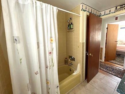 Brewster Cape Cod vacation rental - Tub and shower