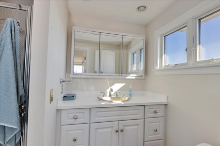 Hyannis Cape Cod vacation rental - Owners suite full bath