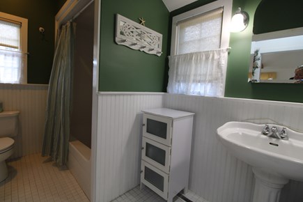 22 Trotters Lane, Dennis Cape Cod vacation rental - bathroom with tub
