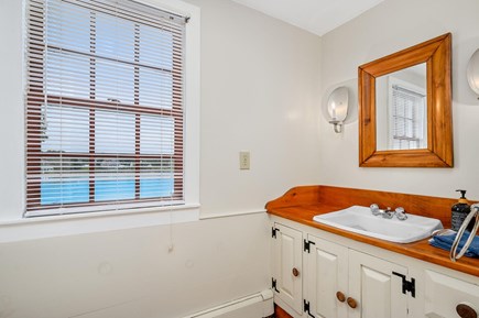 Bourne, Buzzards Bay Cape Cod vacation rental - First floor bath with tub/shower