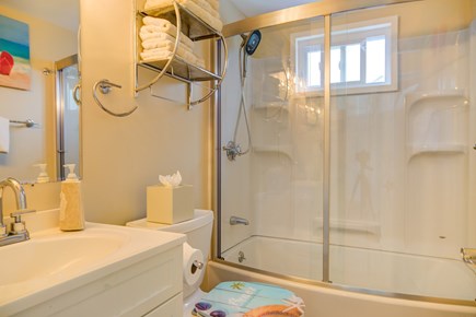 Centerville Cape Cod vacation rental - Full Bathroom