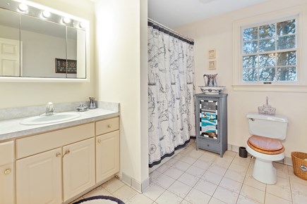 Brewster Cape Cod vacation rental - Full bathroom with a tub and shower serves the upstairs bedrooms