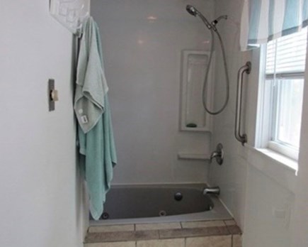 Onset, Wareham MA vacation rental - Bath w/shower & tub
