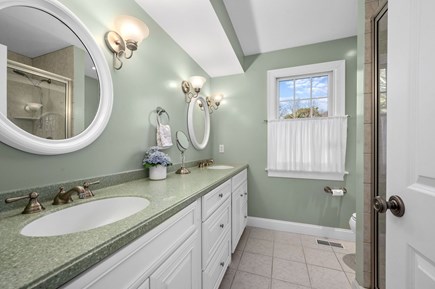 Harwich Port Cape Cod vacation rental - Wonderful en suite full bathroom (#1) in Bedroom #1 - 92 Hoyt Road Harwich Port Cape Cod - Apricari - NEVR