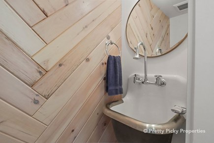 Chatham Cape Cod vacation rental - First floor half bath