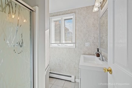 Osterville Cape Cod vacation rental - Main level full bath with shower