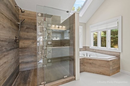 Osterville Cape Cod vacation rental - Primary bedroom full bath