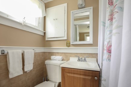 Eastham, Pine Tree Cottages Cape Cod vacation rental - Bathroom