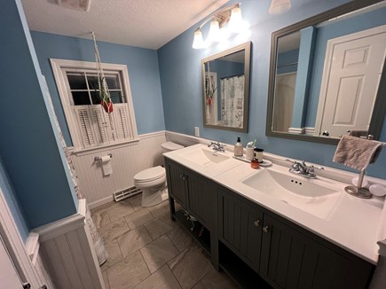 Yarmouthport Cape Cod vacation rental - Main bathroom