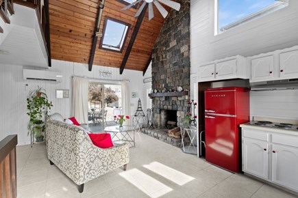 White Horse Beach, Plymouth MA MA vacation rental - Livingroom/kitchen