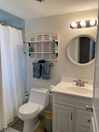 South Dennis Cape Cod vacation rental - Fullsize bathroom