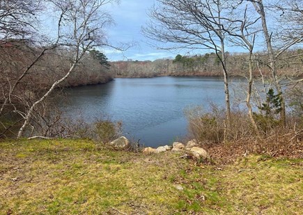 Between Falmouth &Woods Hole Cape Cod vacation rental - 3 min walk to Miles Pond - swim, fish, kayak, paddleboard