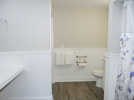 Sandwich (0.9 miles from Snake Cape Cod vacation rental - Large bathroom with tub, shower and laundry