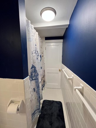 Dennisport Cape Cod vacation rental - Main bathroom