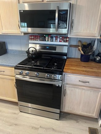 Wellfleet Cape Cod vacation rental - Gas Stove and Microwave