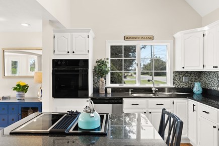 Bourne, Mashnee Island Cape Cod vacation rental - Counter seating