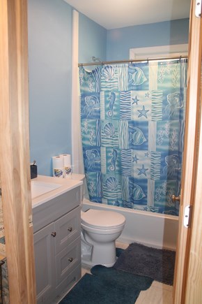 Eastham, Thumpertown - 3992 Cape Cod vacation rental - First floor bathroom with tub