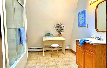 Centerville Cape Cod vacation rental - 2nd Floor Full Bath