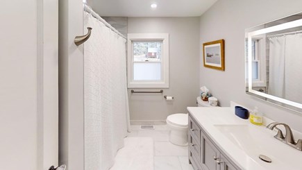 Dennis Cape Cod vacation rental - Full Bathroom