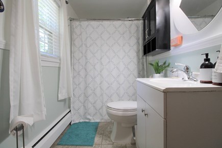 Hyannis Cape Cod vacation rental - Full bathroom