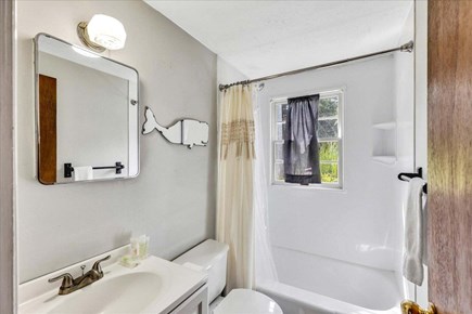 Mashpee, Johns Pond Cape Cod vacation rental - Bathroom