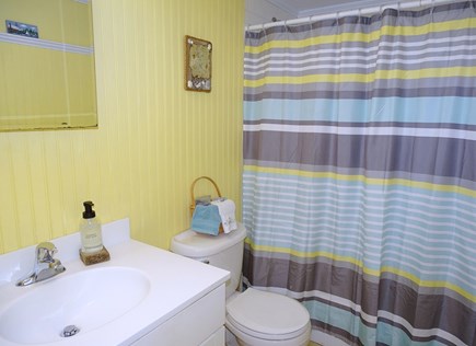 Brewster Cape Cod vacation rental - Bathroom on main floor with tub 