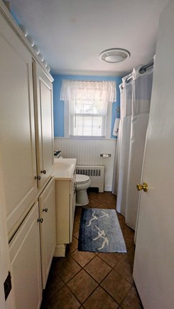 South Yarmouth Cape Cod vacation rental - Main bathroom