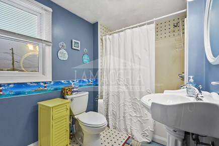 Centerville Cape Cod vacation rental - Bathroom