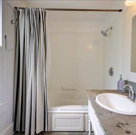 Bourne  Cape Cod vacation rental - Second Floor Bathroom