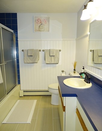 Brewster Cape Cod vacation rental - Upstairs full bath with tub