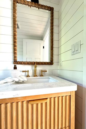 Dennis, Mayflower/Bayview Beach Cape Cod vacation rental - Bath