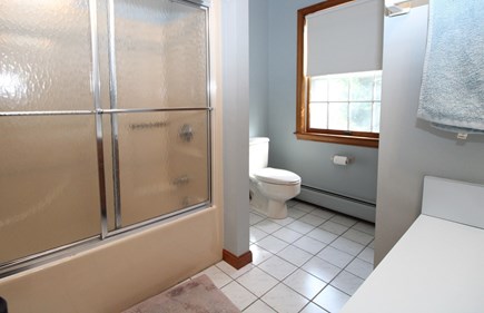 Brewster Cape Cod vacation rental - 2nd floor full bath