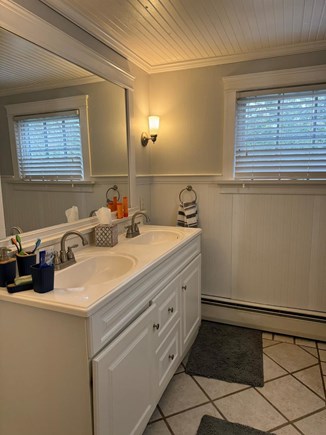 Centerville Cape Cod vacation rental - Bathroom shower/tub