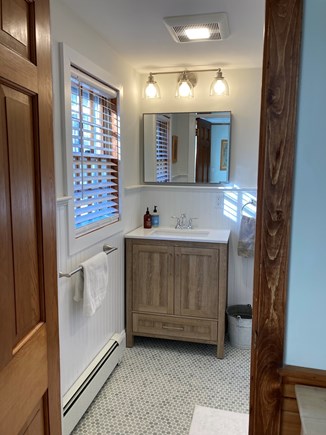 South Yarmouth Cape Cod vacation rental - Middle Full Bathroom