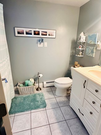 Manomet, Plymouth Manomet vacation rental - Upstairs guest bathroom