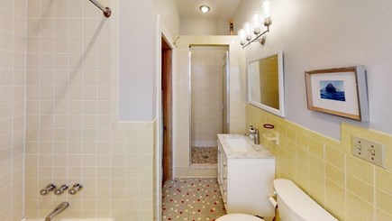 Barnstable, Cummaquid Cape Cod vacation rental - Full bath