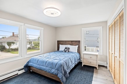 Hull MA vacation rental - The blue room has a chunky wood bed plush bench is across from it
