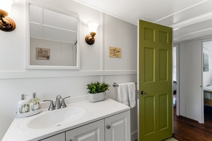 East Orleans Cape Cod vacation rental - Second floor full bath.