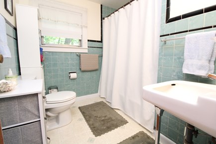 Wellfleet Cape Cod vacation rental - 2nd floor full bath