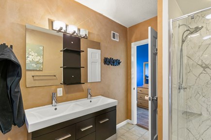 Pocasset Cape Cod vacation rental - Guest Full Bedrooms Jack and Jill Bathroom