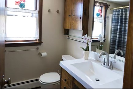 Wellfleet Cape Cod vacation rental - Full bathroom on Main floor shower/tub