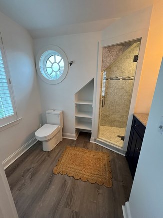 Chatham, Little Beach Cape Cod vacation rental - Top floor full bath.