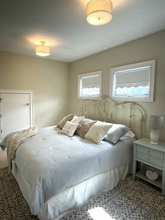 Wareham, Parkwood Beach MA vacation rental - King bed with Roku TV